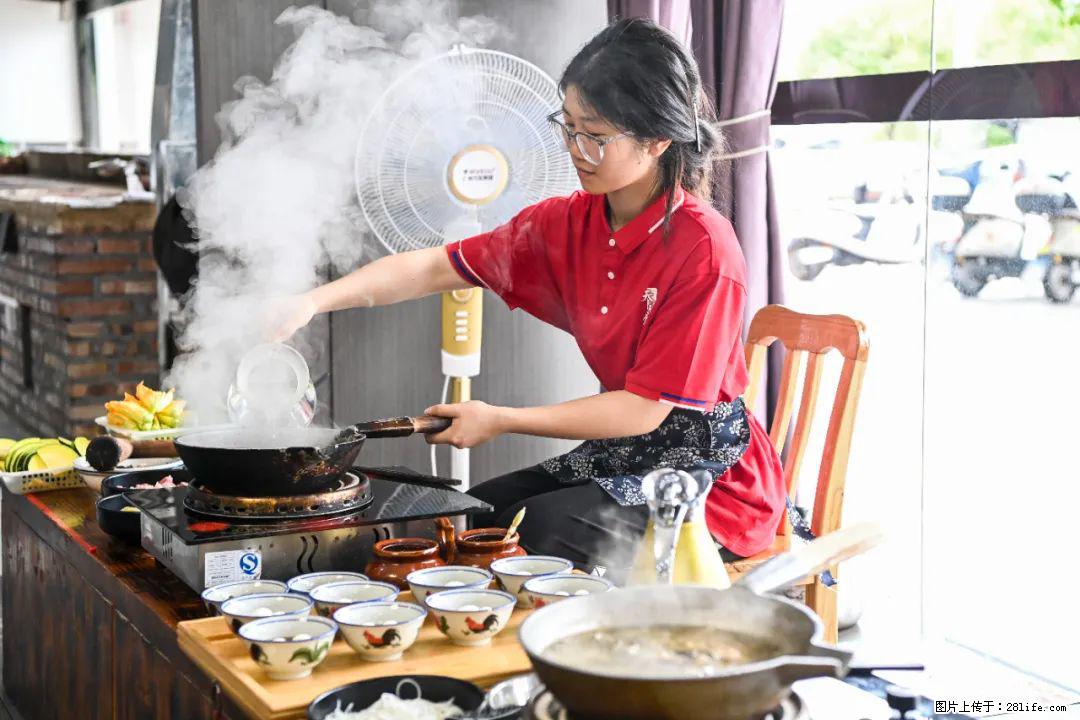 全网追的“扁担女孩”,找了一份暑假工,时薪12元 - 运城生活资讯 - 运城28生活网 yuncheng.28life.com